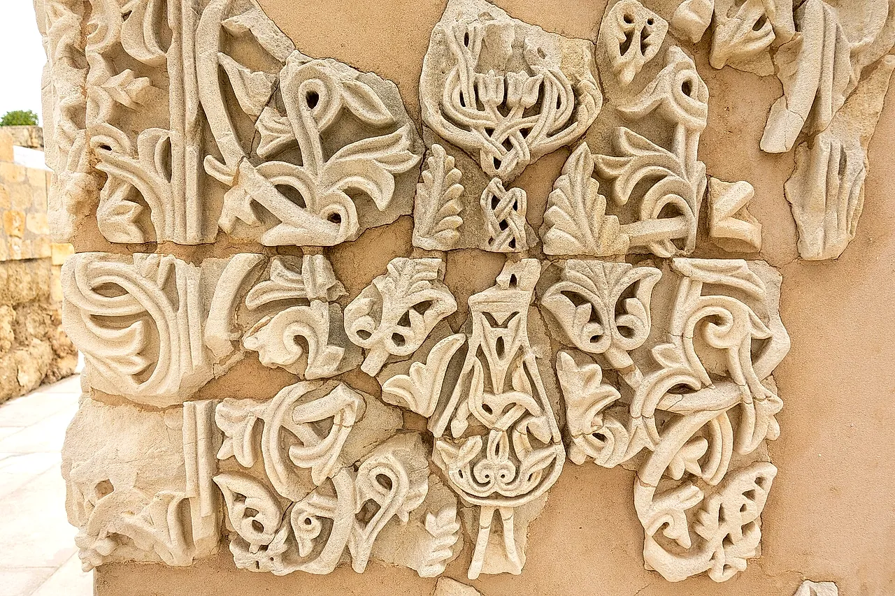 Decorazione scolpita nella pietra con motivi vegetali intrecciati da Medina Azahara